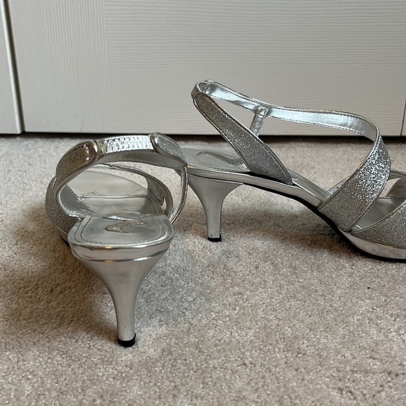 Silver heels - Picture 2 of 5